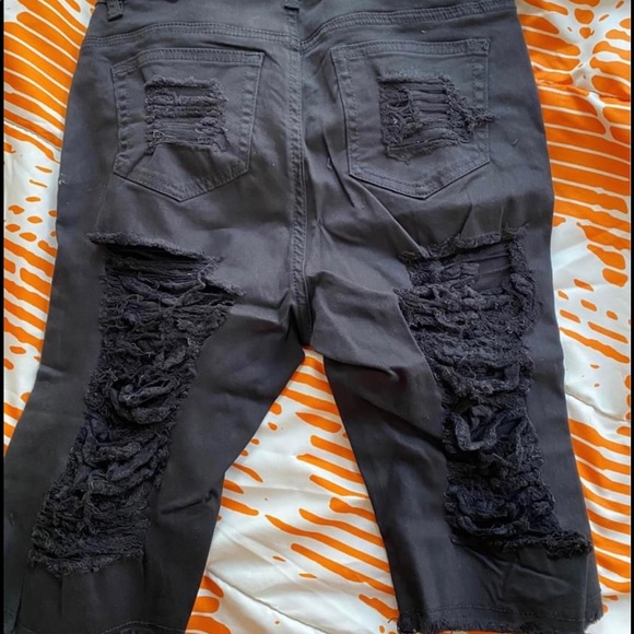Fashionnova ripped shorts - Picture 3 of 3